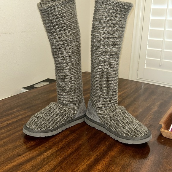 Ugg women’s classic cardy boots.. - Picture 4 of 12